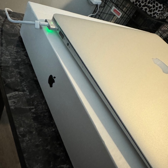 Apple MacBook Air - Picture 4 of 5